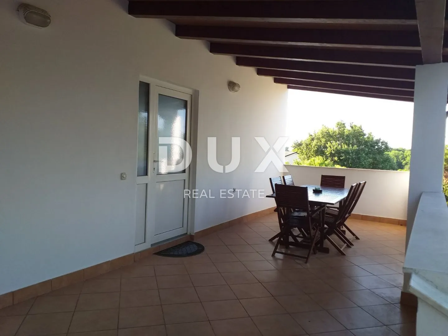 istra, pula - velika obiteljska kuća s 2 apartmana, konobom i garažom - slika 24