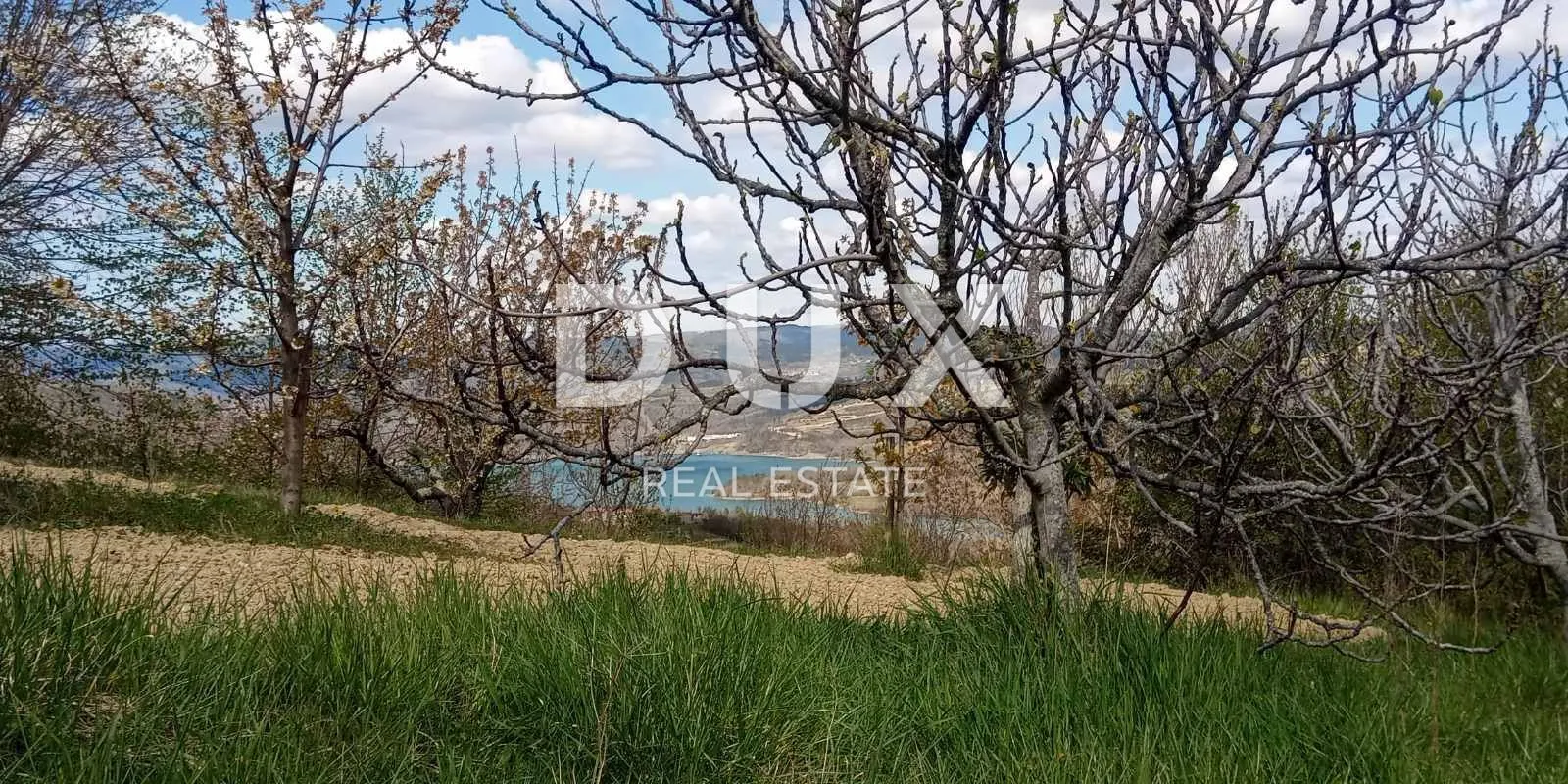 istra, pazin, grimalda - prostrano zemljište s pogledom na jezero - slika 5