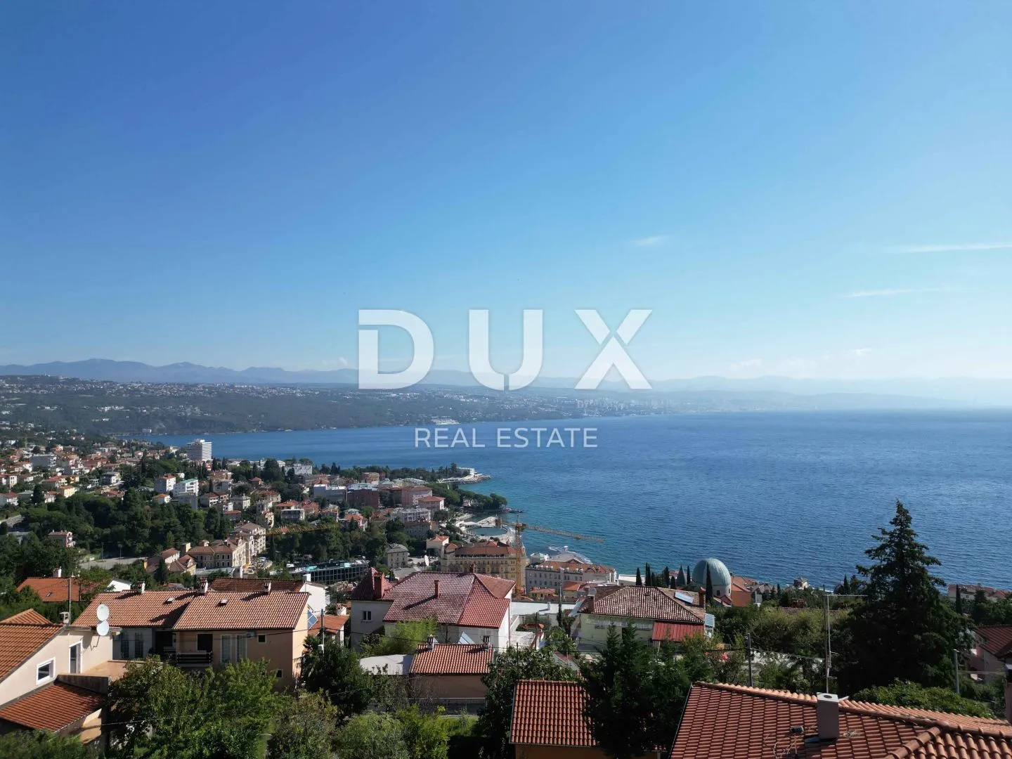 OPATIJA, CENTAR - zemljište 1008m2 za vilu 400m2 iznad centra Opatije s građevinskom dozvolom, panoramski pogled na more