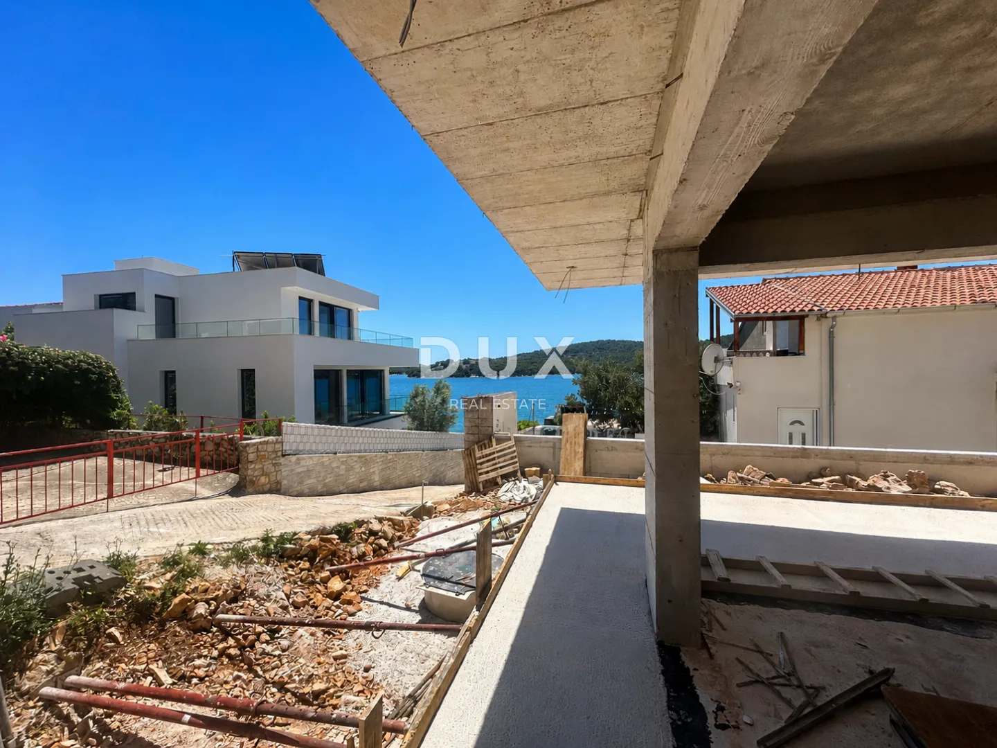 šibenik, tisno – stan 2. red uz more s pogledom na more i velikom terasom i vrtom - slika 18