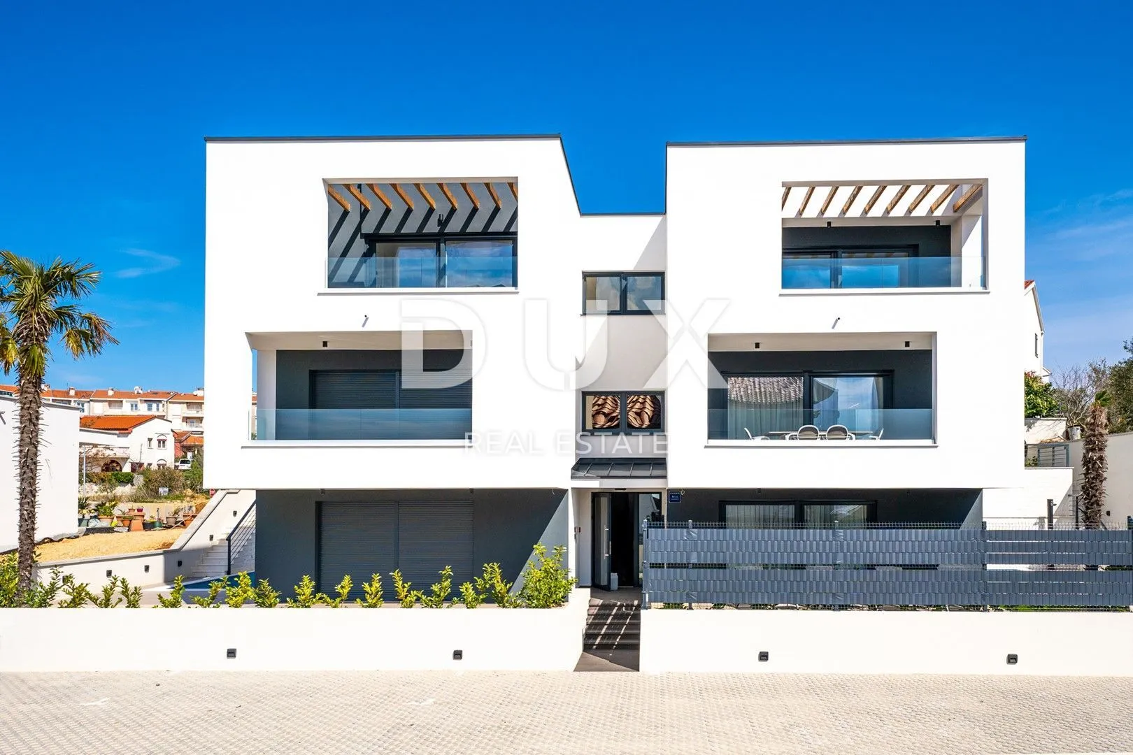 otok krk, grad krk – dvoetažni apartman s okućnicom i bazenom u blizini mora - slika 2