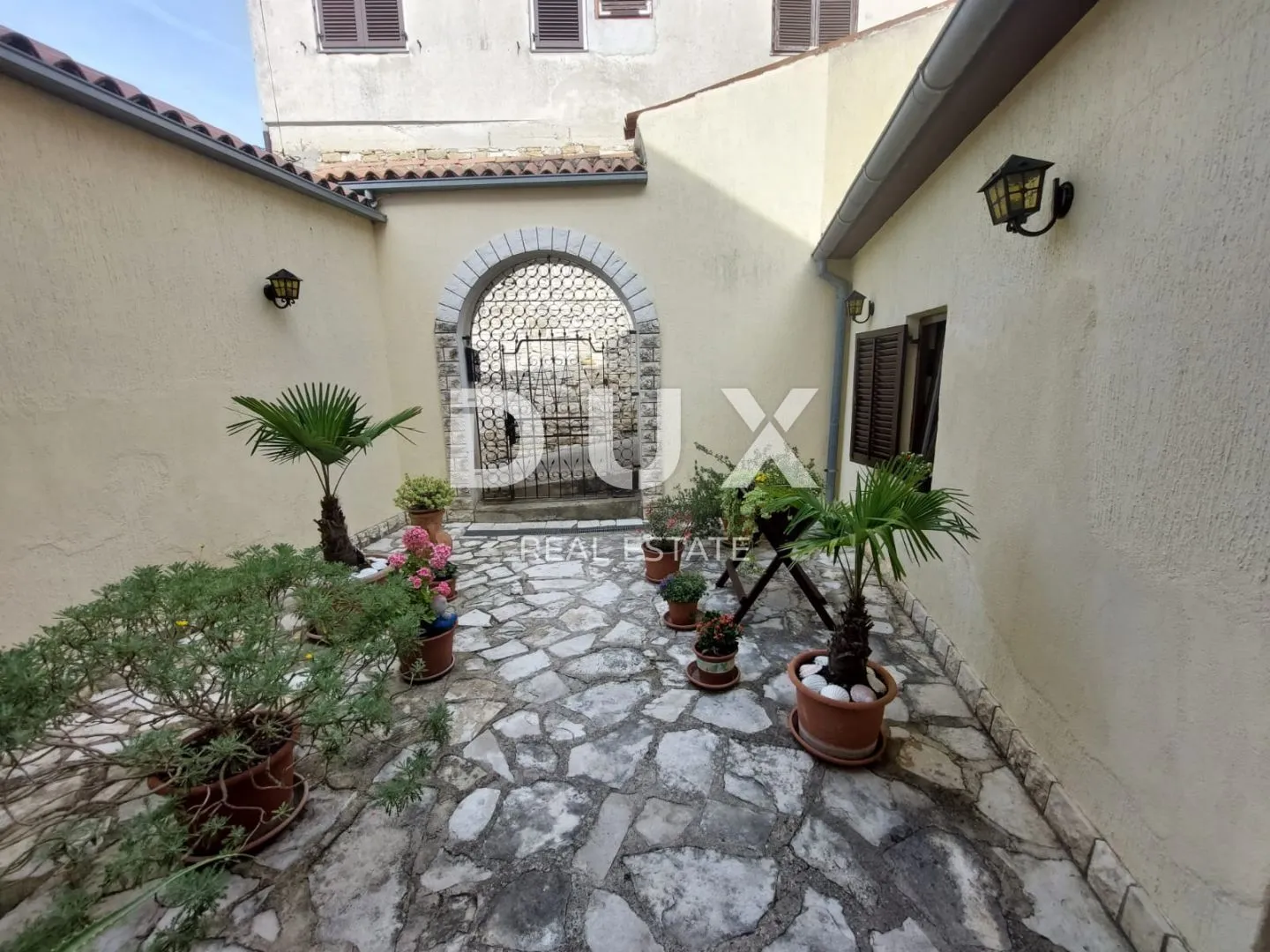 istra, buje - kuća s restoranom u centru buja, pogled na more - slika 24