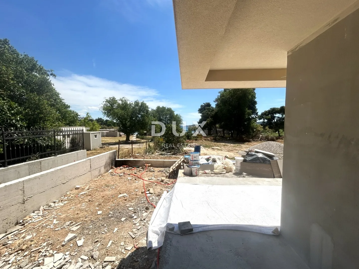 vodice – 3ss+db stan s vrtom i pogledom na more, 70 m od mora i plaže - slika 10