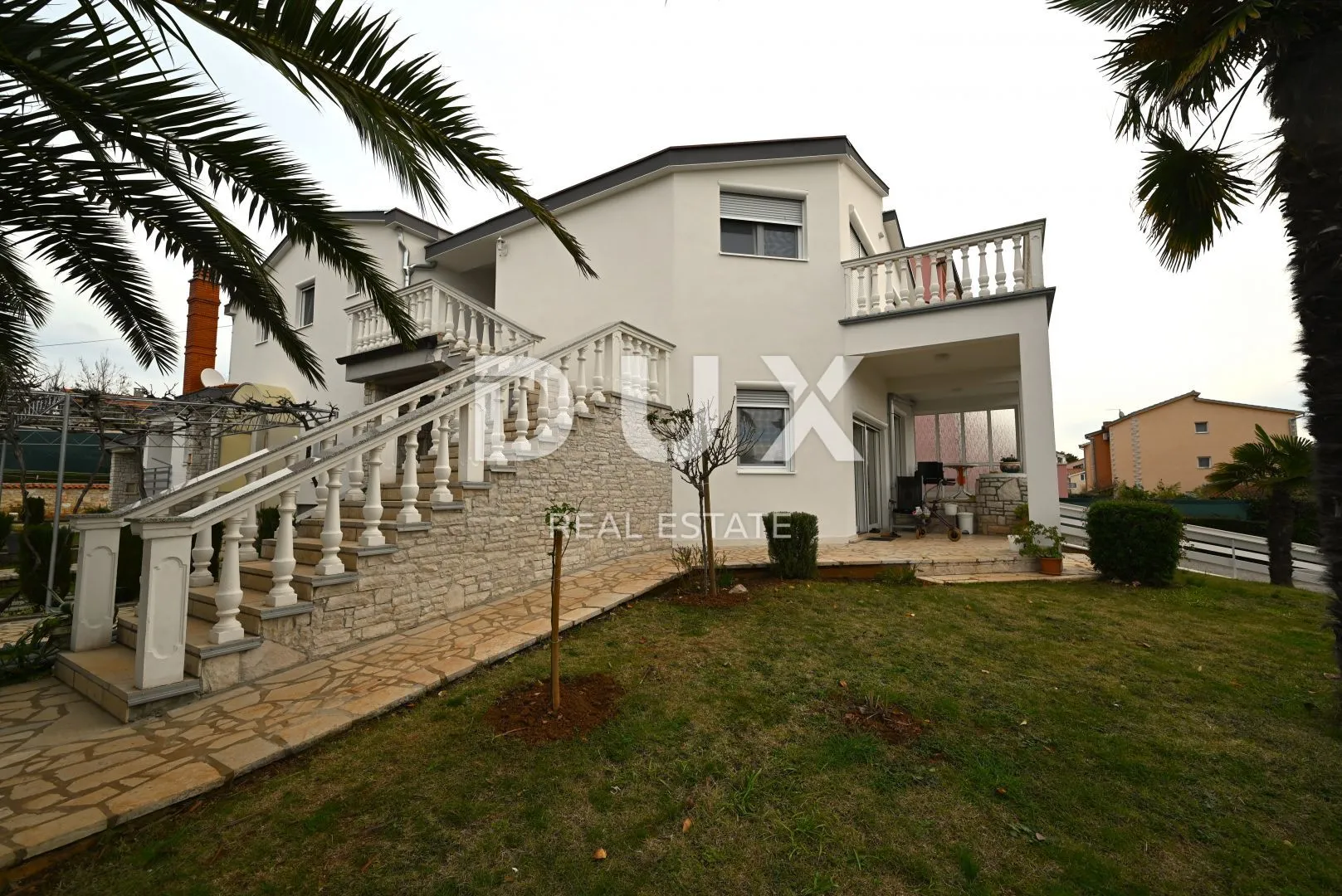 ISTRA, MEDULIN Velika apartmanska kuća s 6 stambenih jedinica pored mora!
