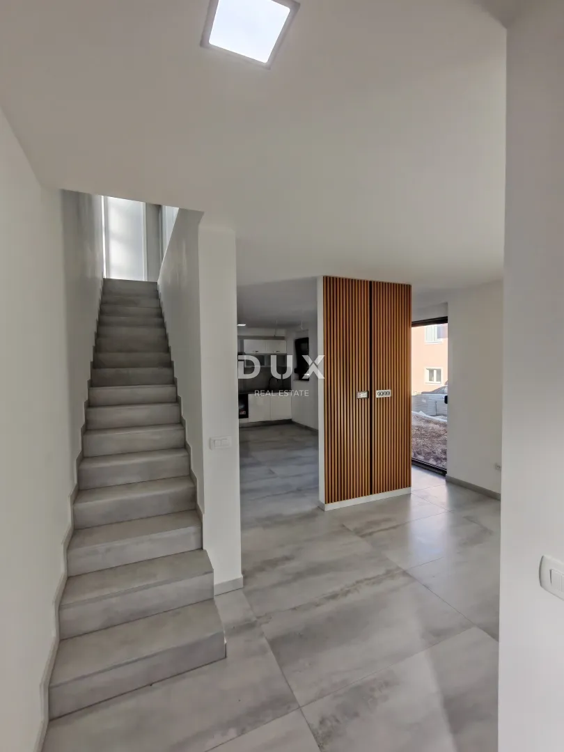 zadar, vrsi - vrhunska dvojna kuća s pogledom na more i okućnicom! b - slika 13
