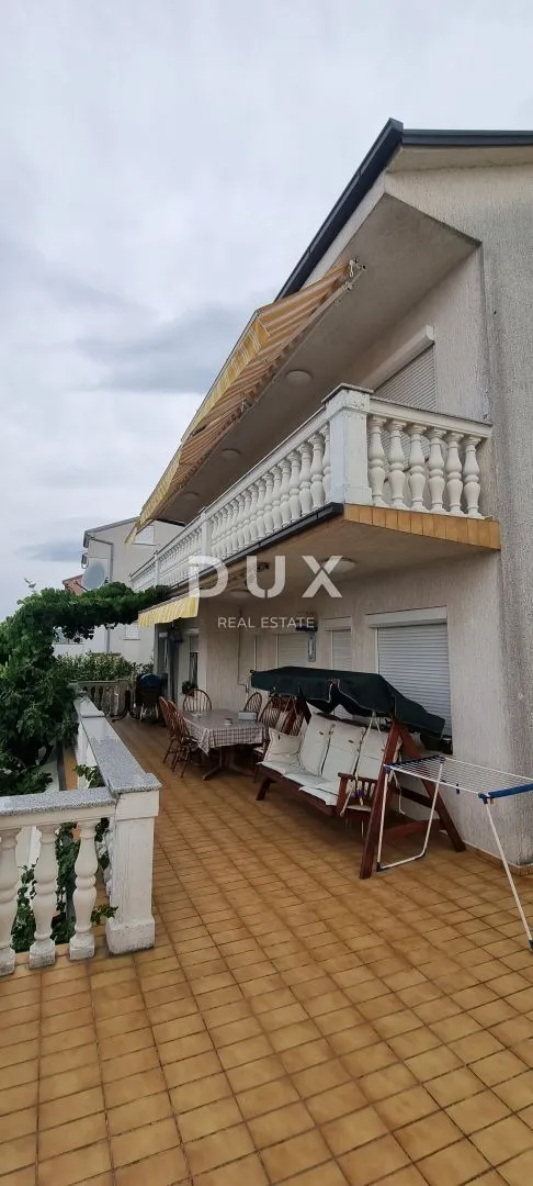 novi vinodolski - kuća sa tri apartmana, okućnicom, parkingom i pogledom na more - slika 1