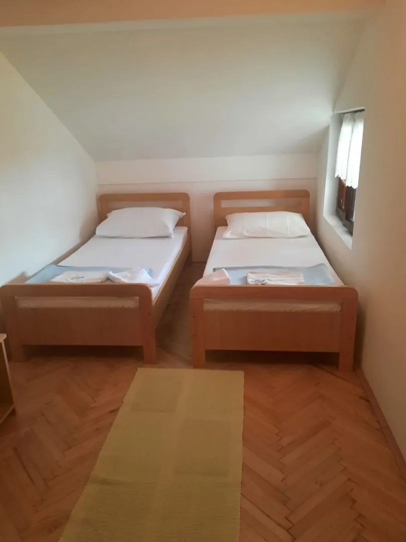 zadar, sabunike - prostrana apartmanska kuća s velikom okućnicom - slika 19