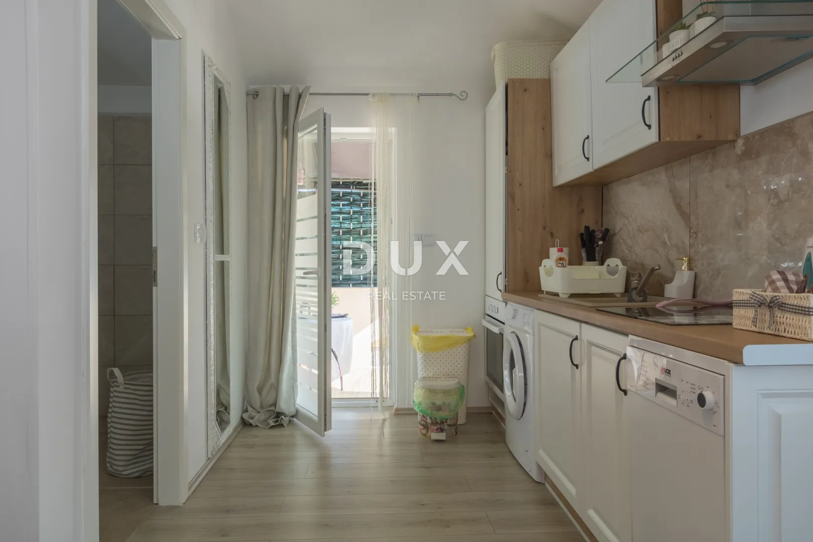 vodice, vila sa 7 apartmana i bazenom - slika 18