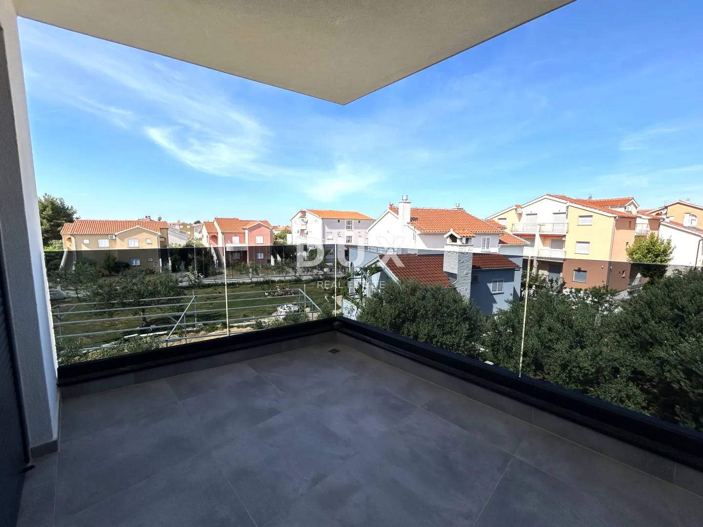 šibenik, vodice – zadnji kat, 2 terase, 2 parkinga, uporabna dozvola - slika 3