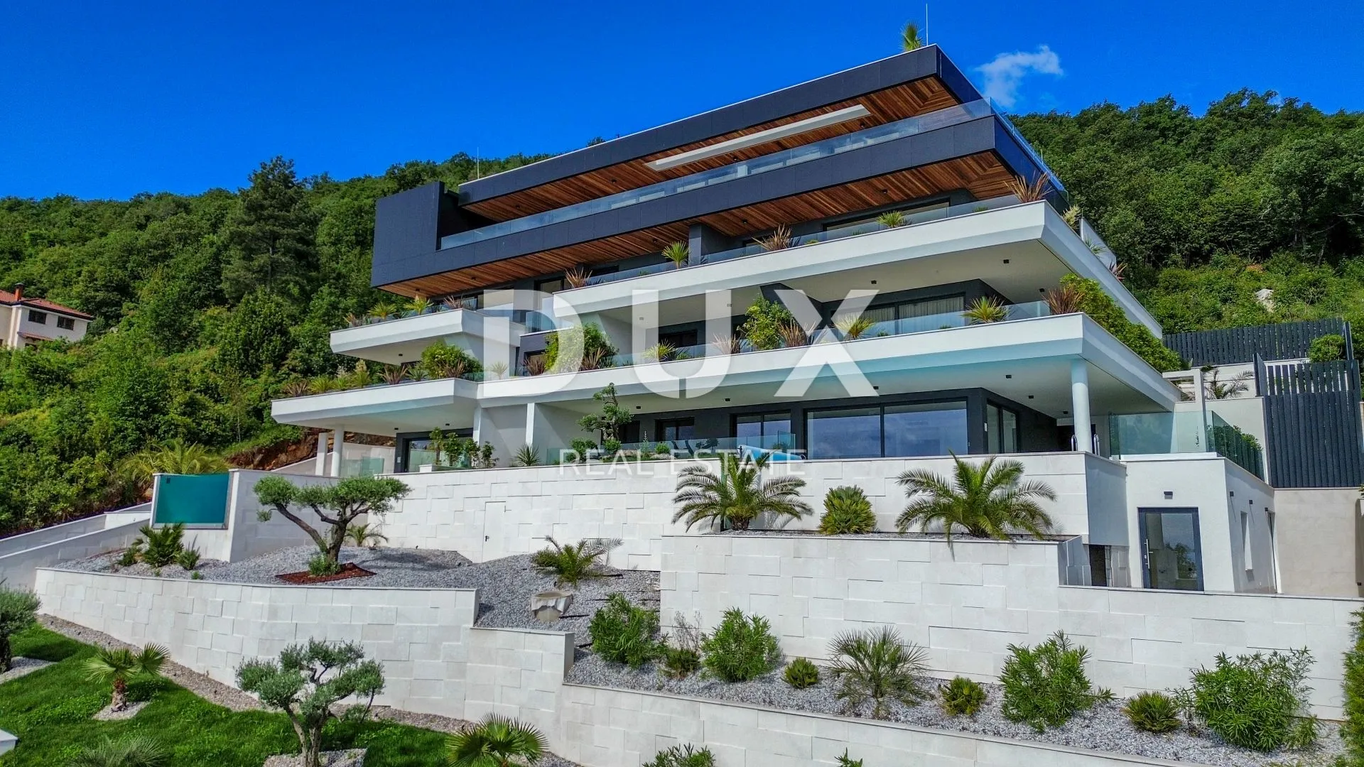 OPATIJA, CENTAR - 295m2 stan s vlastitim bazenom iznad centra Opatije u ekskluzivnoj novogradnji, garaža, pogled na more