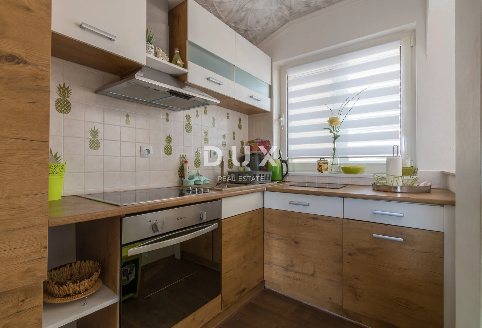 vodice, vila sa 7 apartmana i bazenom - slika 27