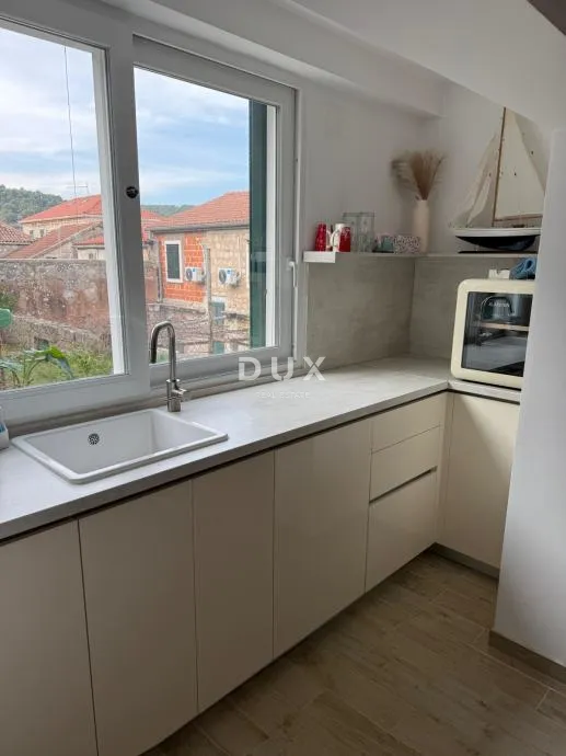 otok vis, vis - stan u 2. redu od rive, potpuno renoviran i namješten - slika 6