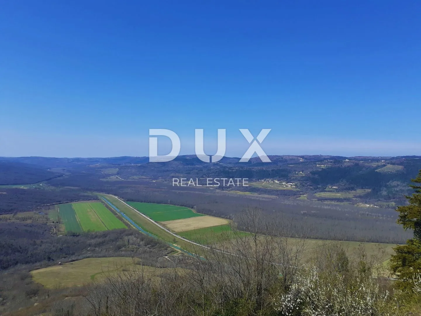 istra, motovun - višekatnica u centru motovuna - slika 2