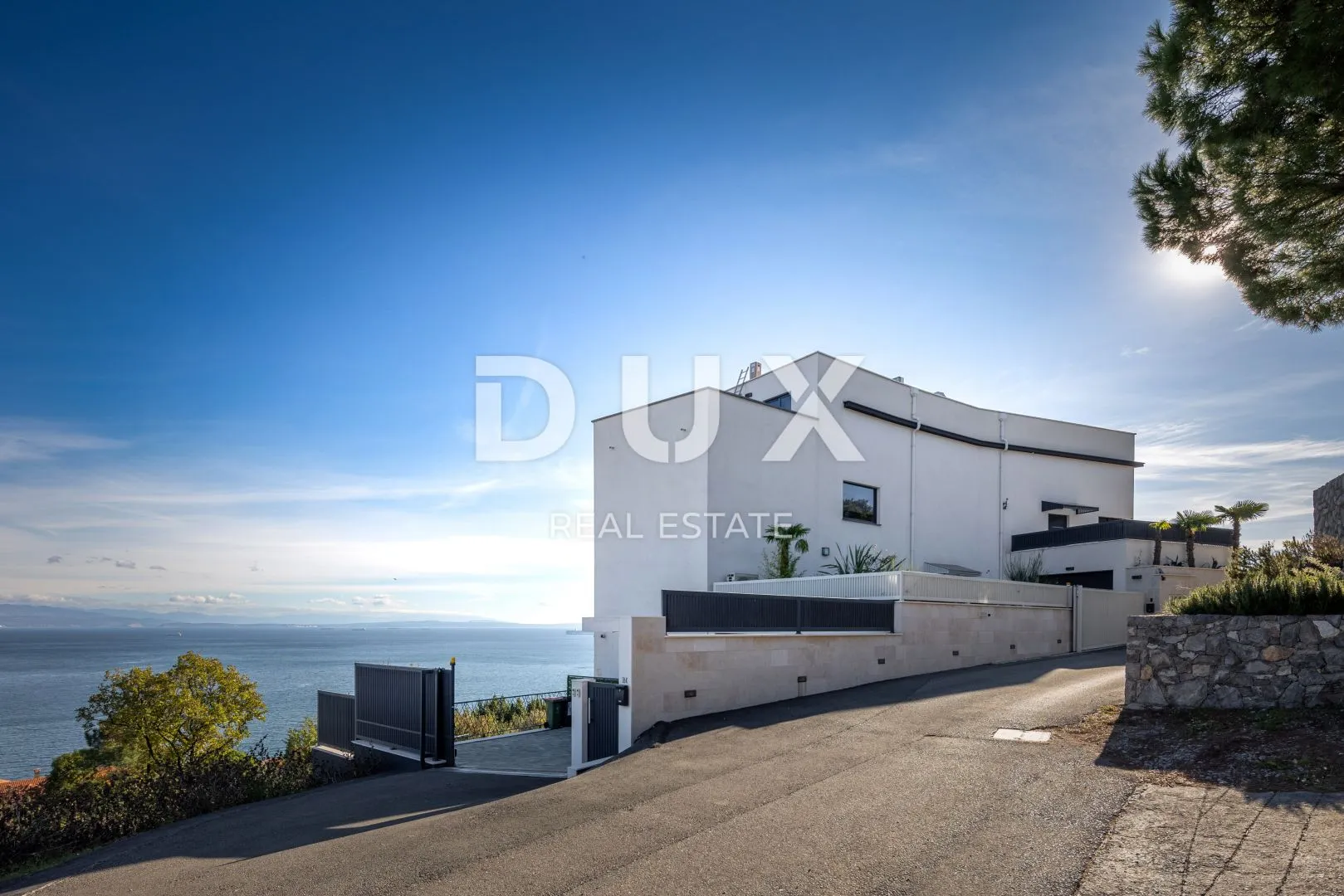 OPATIJA, CENTAR – luksuzna etaža od 300m2 u novogradnji s garažom, panoramski pogled na more