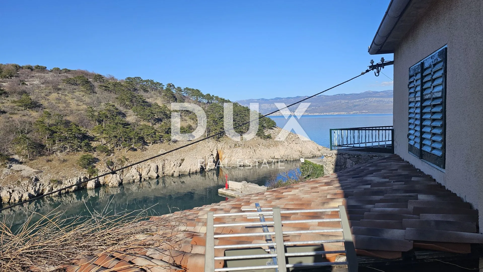 otok krk - kuća s dvorištem i pogledom na more, u jezgri romantičnog vrbnika - slika 9