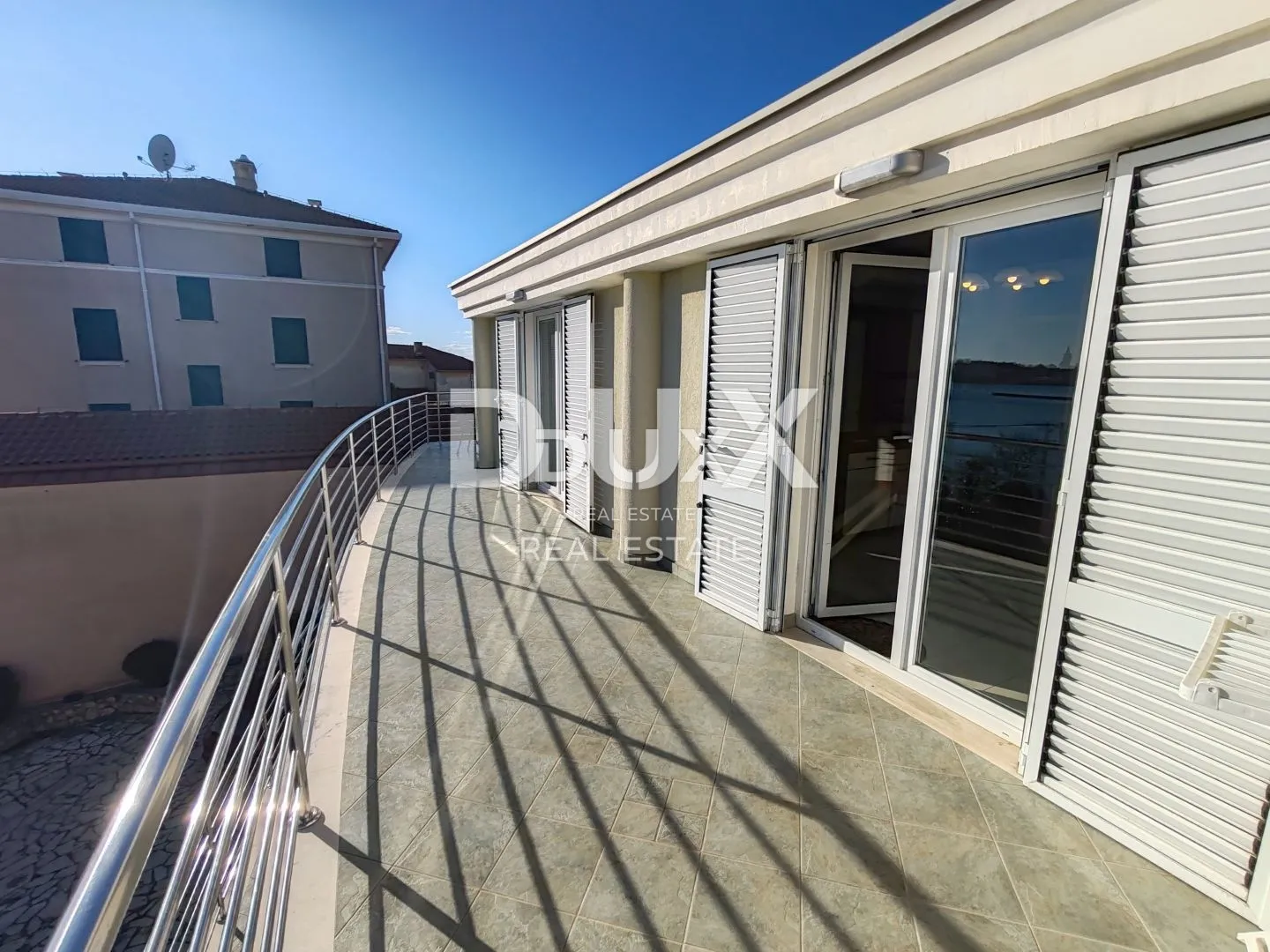 zadar, brodarica - vila sa 6 stanova i poslovnim prostorom - slika 20