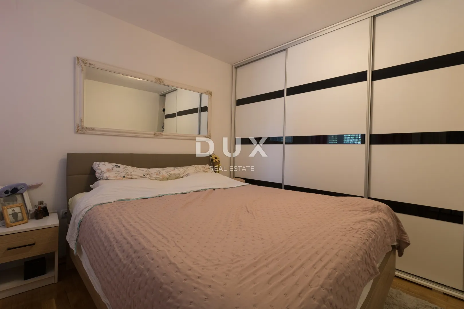 vodice, vila sa 7 apartmana i bazenom - slika 10