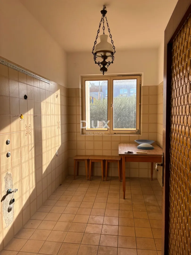 istra, poreč - komforan stan sa okućnicom u centru grada! - slika 2