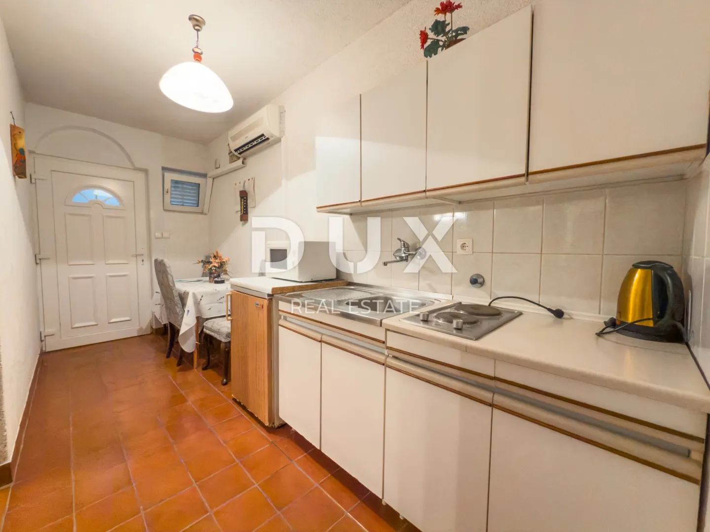 otok krk, baška - kuća s 5 apartmana i velikom okućnicom - slika 32