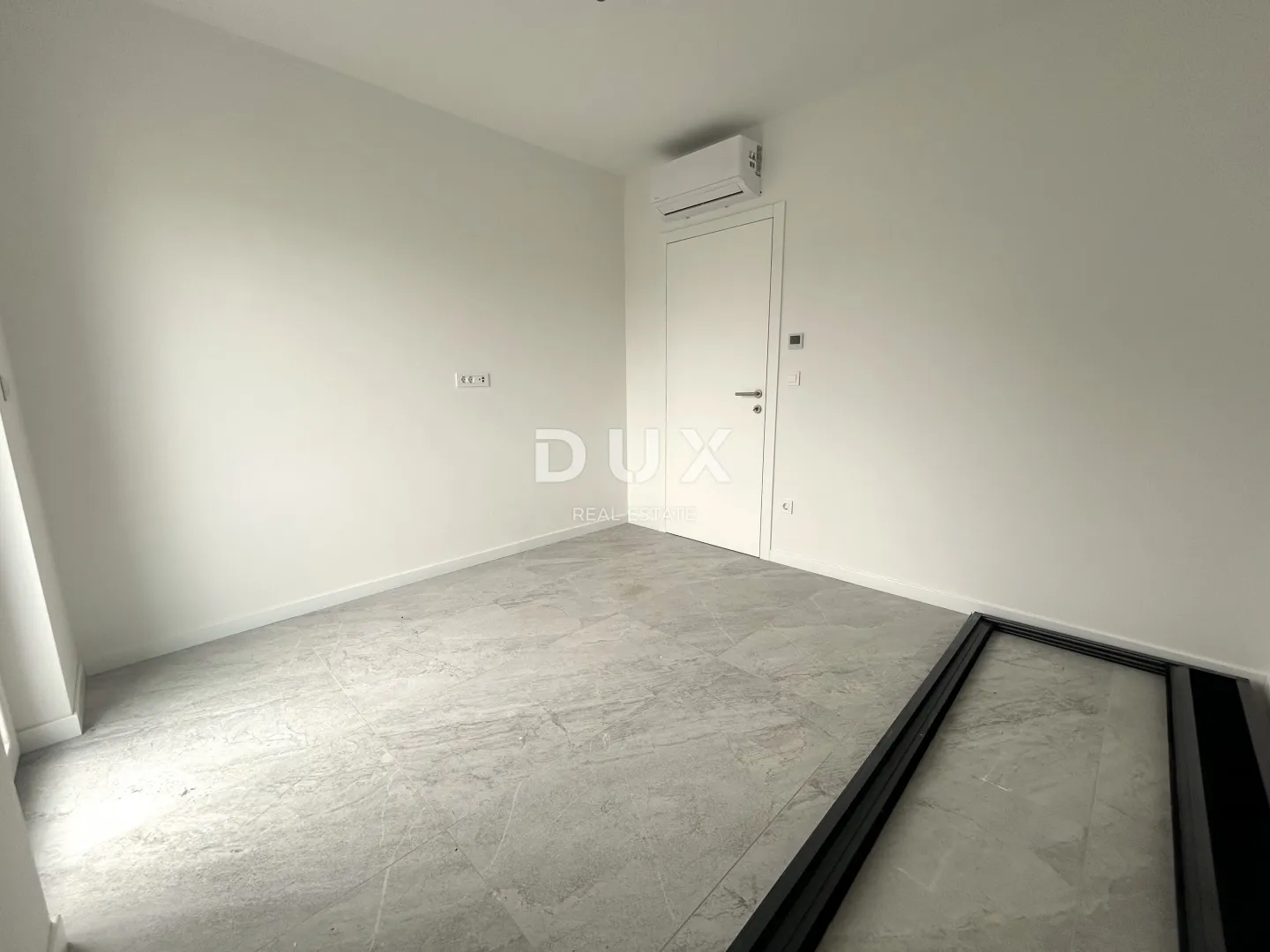 šibenik, vodice – penthouse s krovnom terasom, 120m od plaže, 2 garaže - slika 8