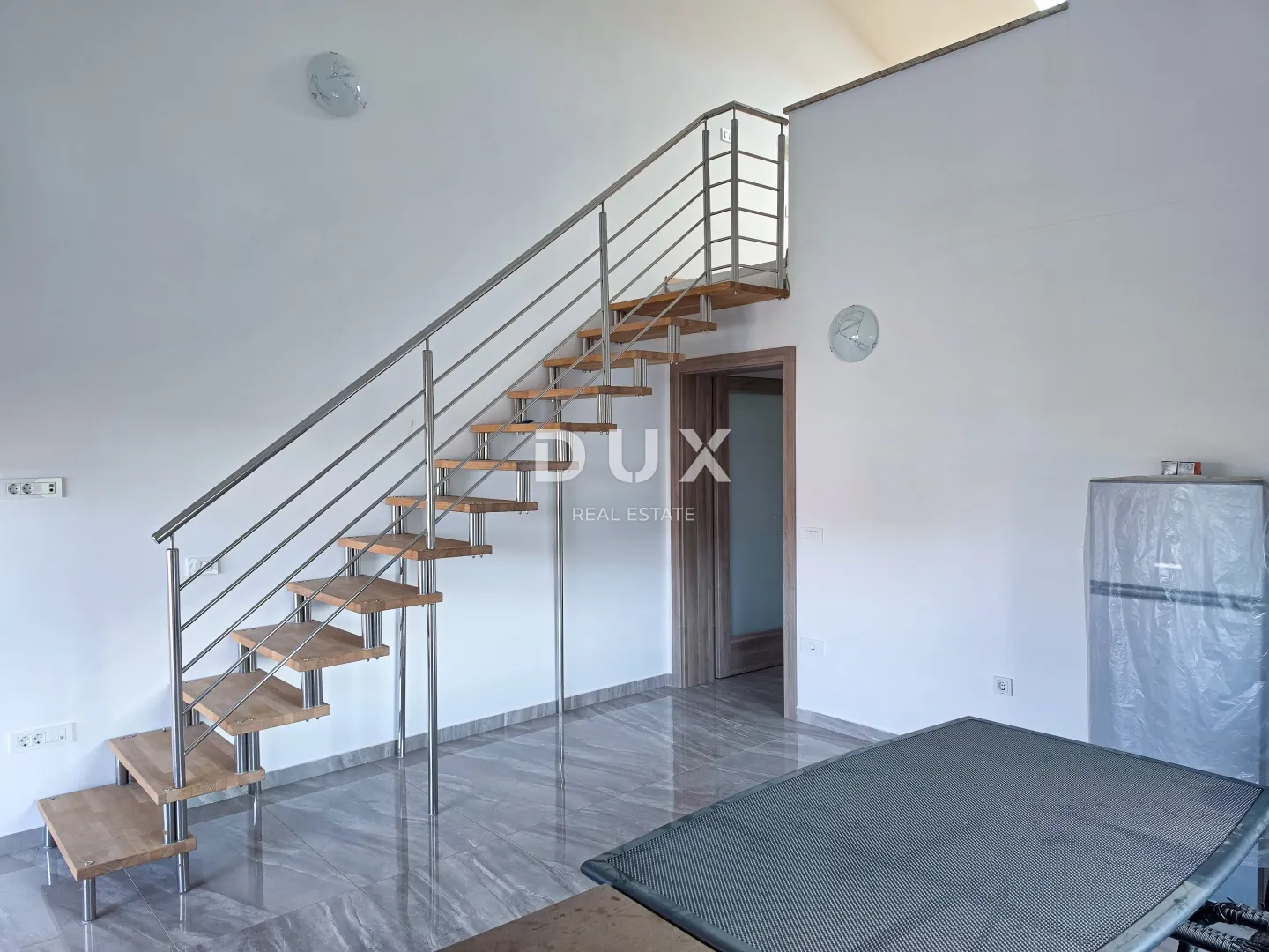 otok rab, banjol - dvoetažni stan s galerijom blizu mora - slika 6