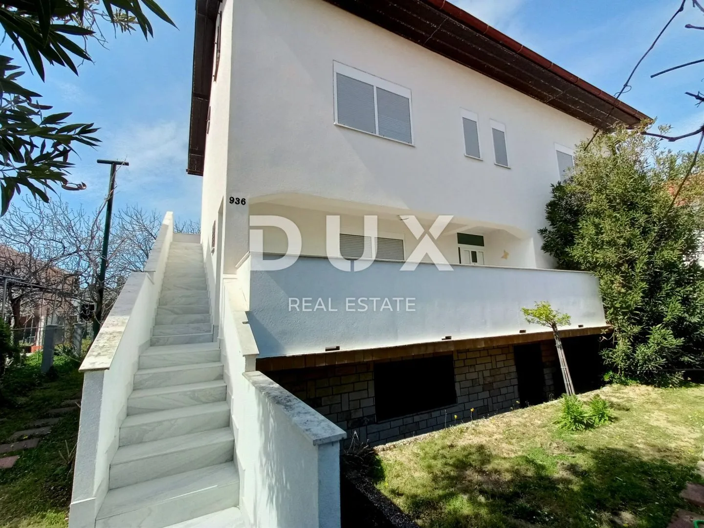 zadar, sabunike - prostrana apartmanska kuća s velikom okućnicom - slika 8