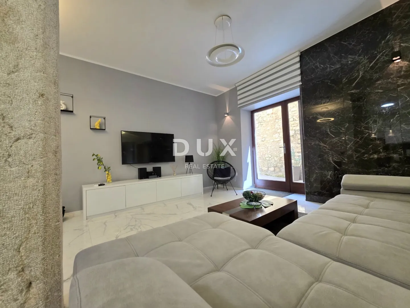 istra, poreč, 290.00 m2, pješačka zona, tri stana - slika 2