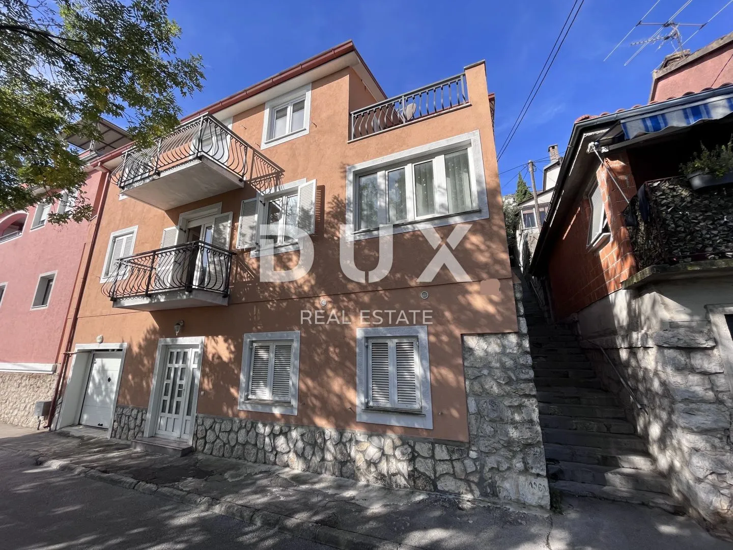 RIJEKA, ŠKURINJE - kuća s tri stambene jedinice i garažom