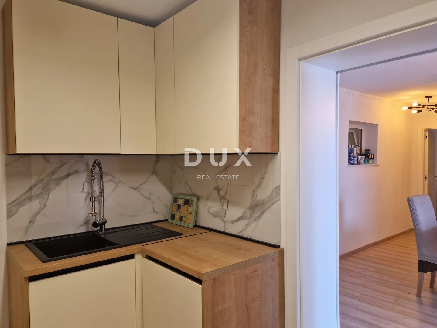 istra, labin – stan, 81 m², terasa, vrt i pogled na grad - slika 11