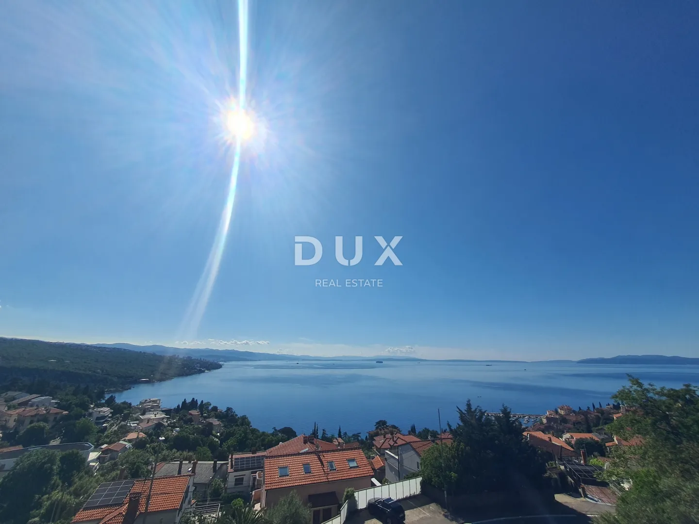 OPATIJA, CENTAR - stan s garažom u finoj gradnji s prekrasnim pogledom na cijeli Kvarnerski zaljev