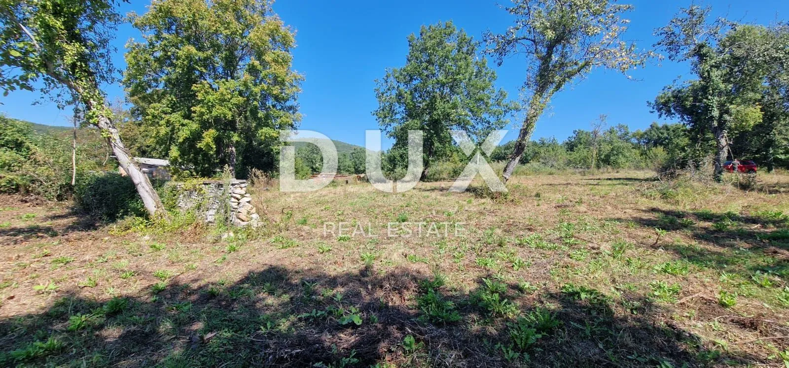 ISTRA, OPRTALJ - Veliko građevinsko zemljište s kamenom ruševinom i pogledom
