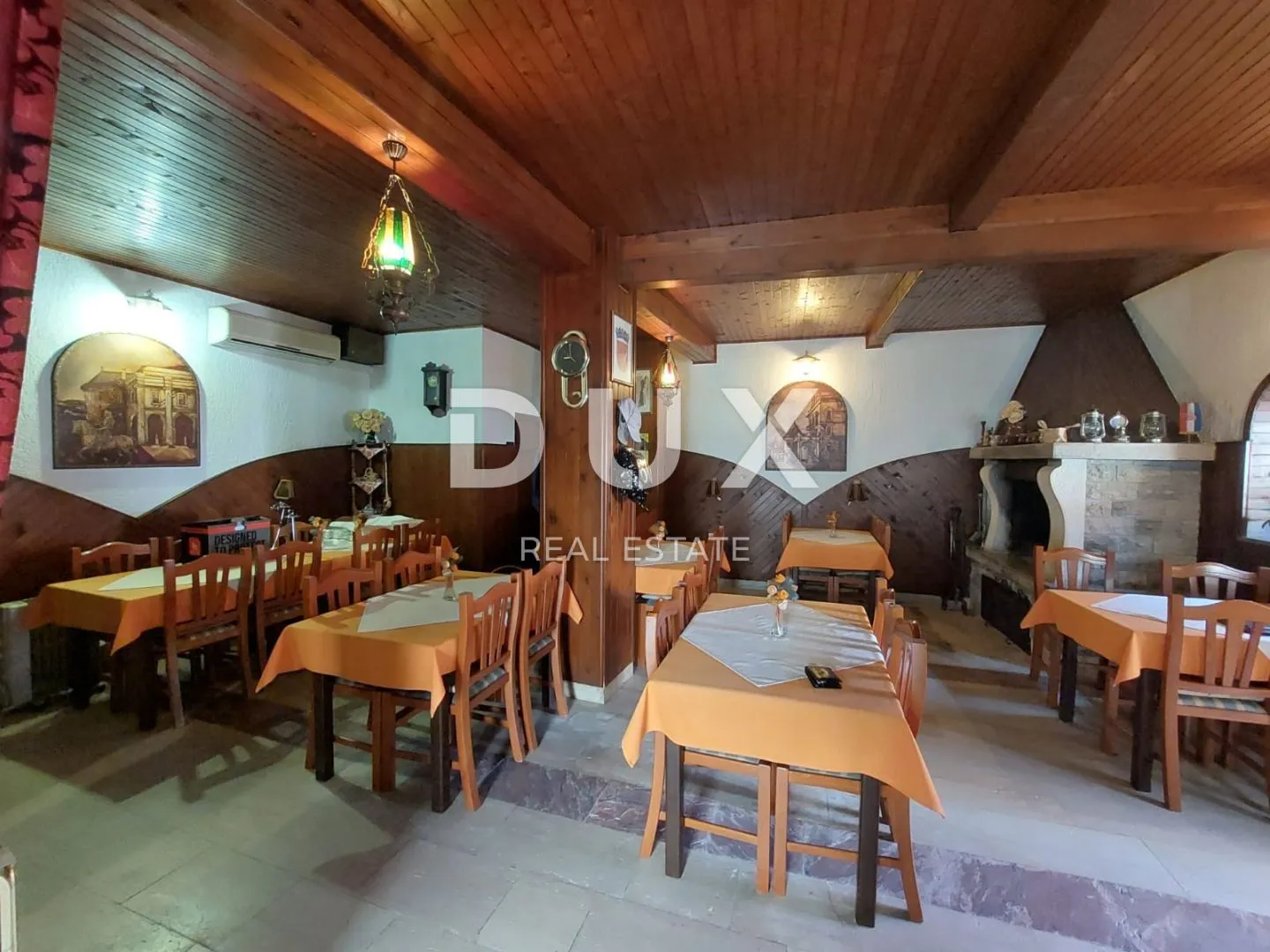 ISTRA, BUJE - Restoran sa stambenom jedinicom u centru Buja, pogled na more