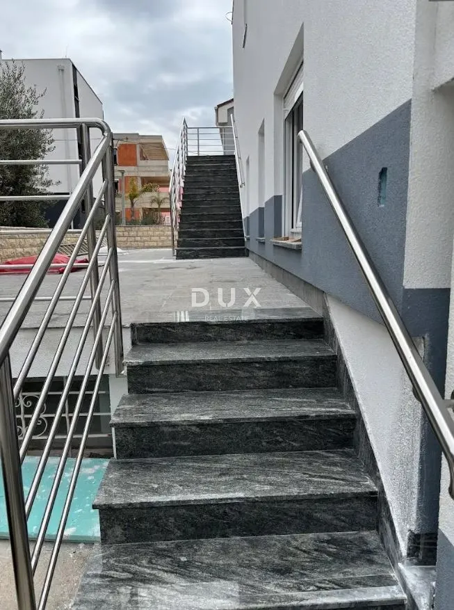 otok pag, novalja - kuća sa apartmanima u srcu novalje - slika 5