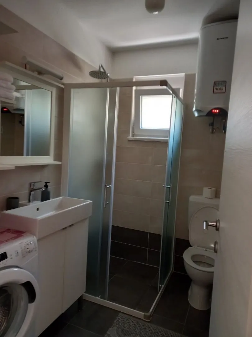 istra,pula- predivna kuća sa tri stana! - slika 15