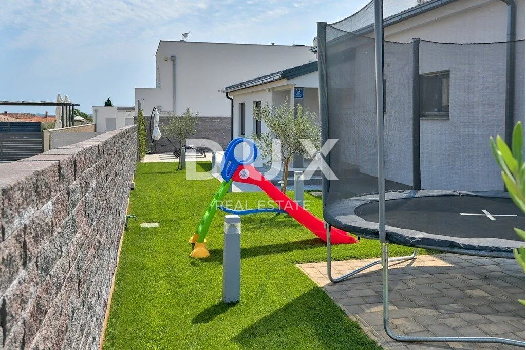 istra, pula - moderna prizemnica nedaleko gradske vreve - slika 21