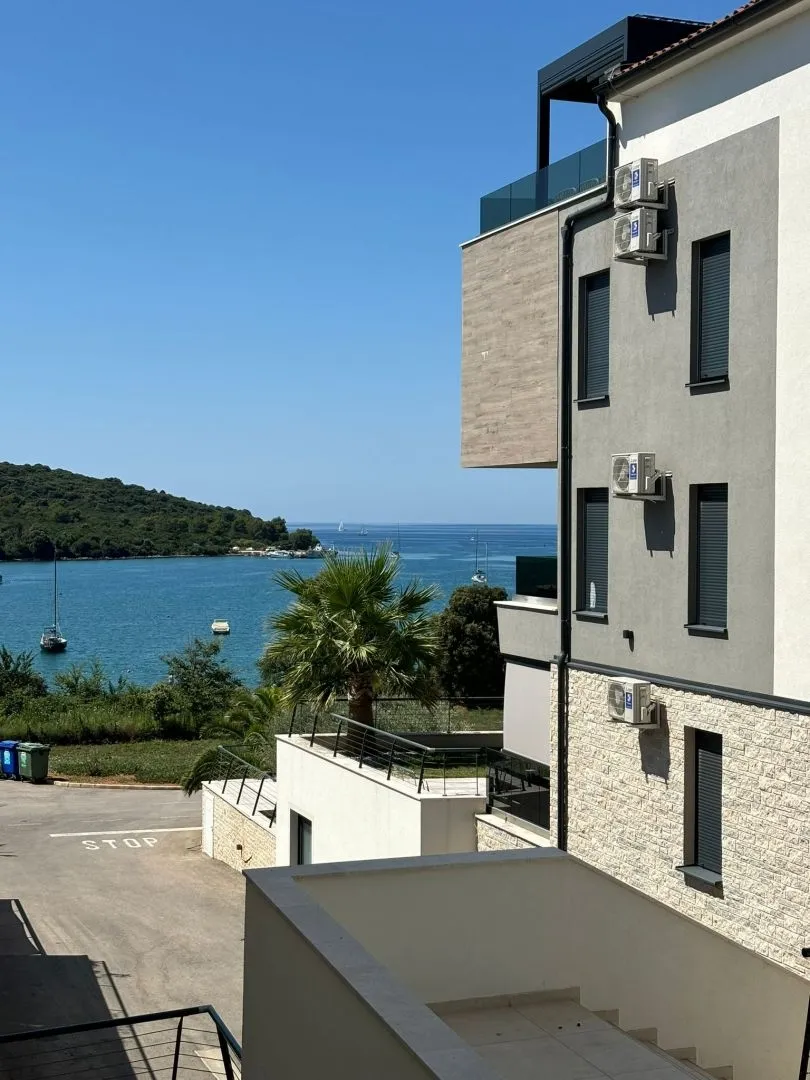 istra, medulin - luksuzni stan prvi red do mora s terasom i bazenom! - slika 47