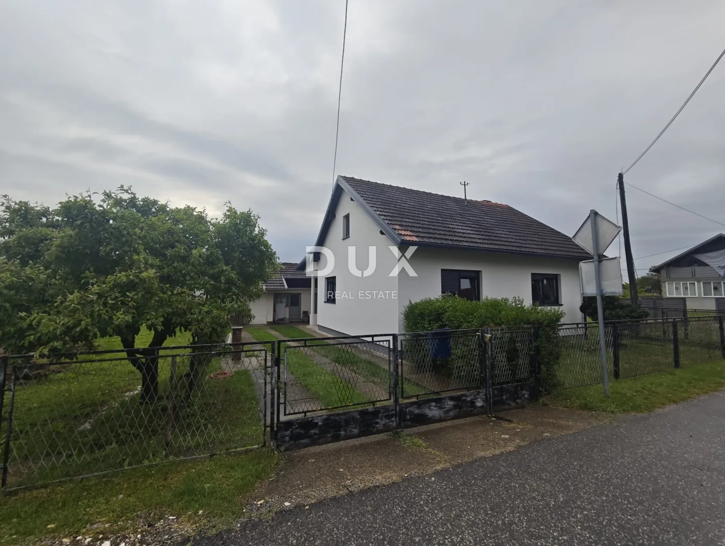 petrinja - komplet renovirana kuća s garažom - slika 4
