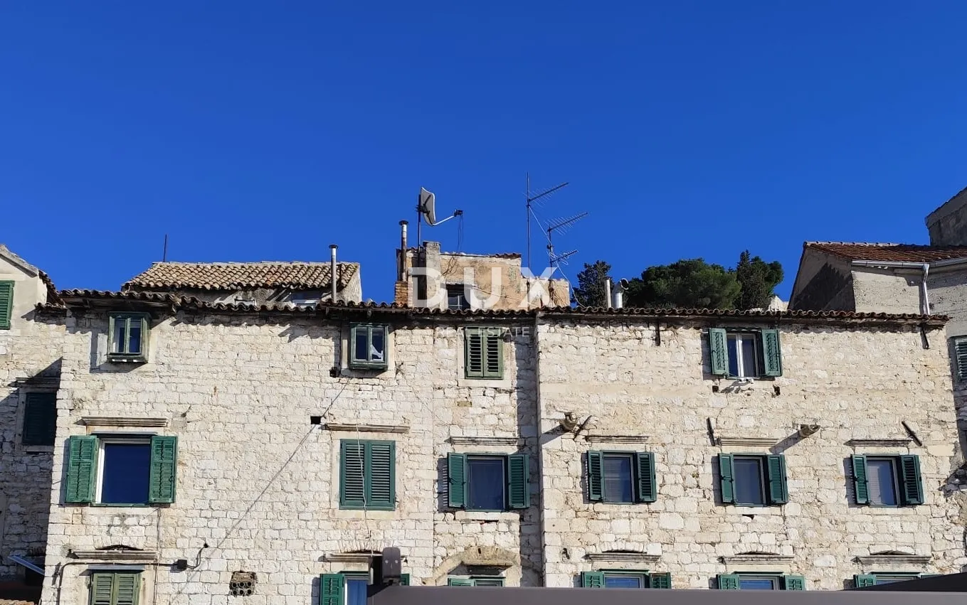 ŠIBENIK, RIVA - Stan i poslovni prostor u prvom redu do mora