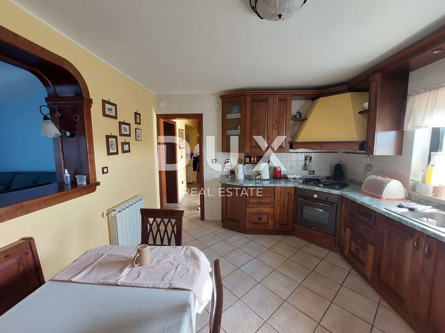 istra, umag - poslovni objekt sa stanom - slika 23