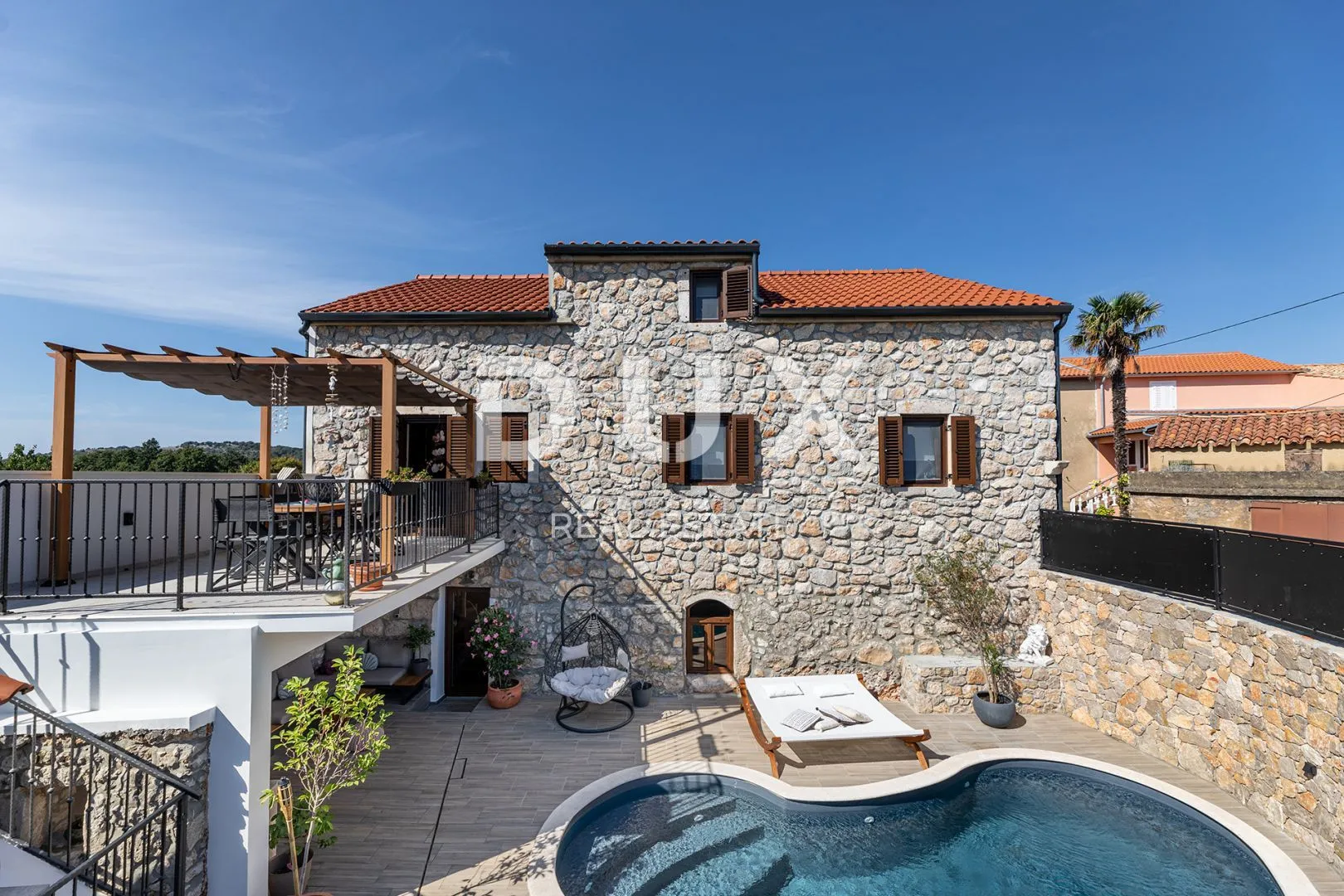 otok krk - luksuzna kamena vila s bazenom - slika 10