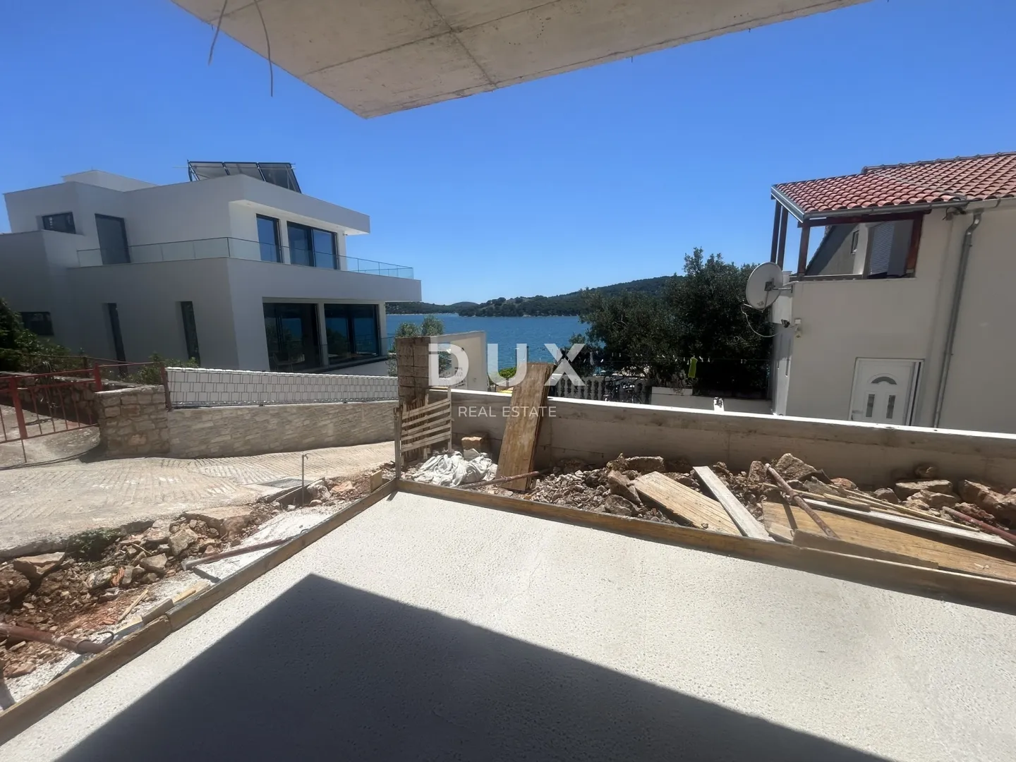šibenik, tisno – stan 2. red uz more s pogledom na more i velikom terasom i vrtom - slika 19