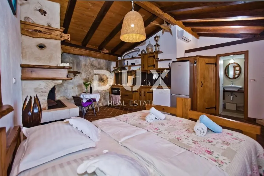 otok hvar - vila u gradu hvaru prvi red do mora - slika 16