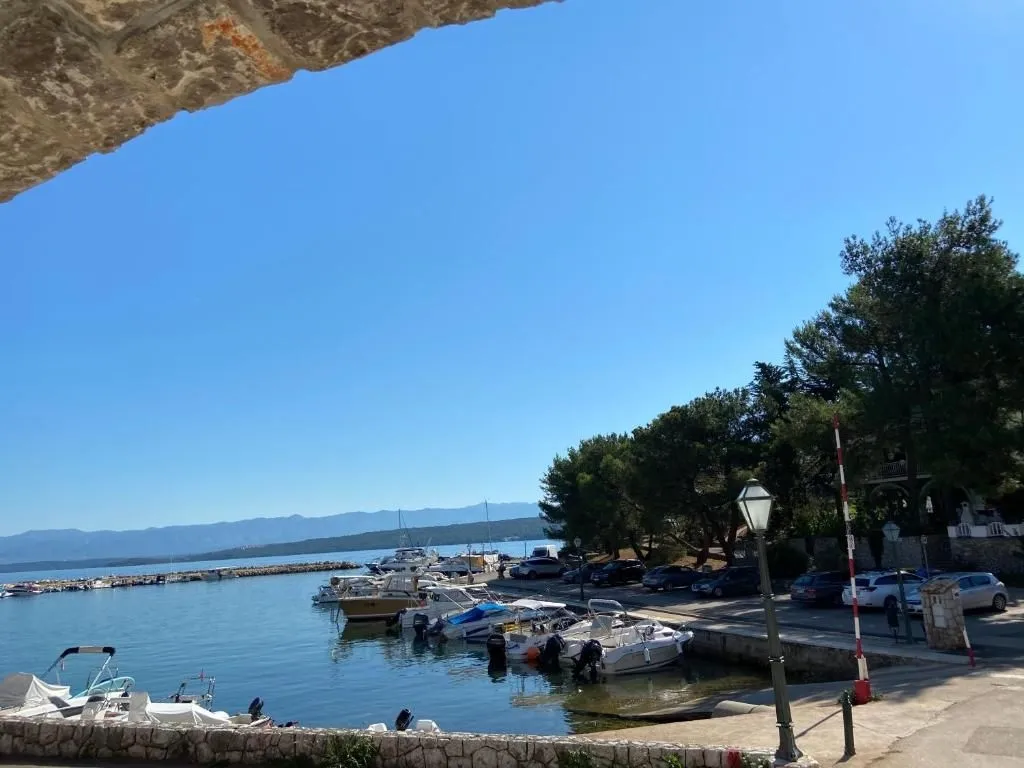 otok krk, malinska - kuća prvi red do mora - slika 1