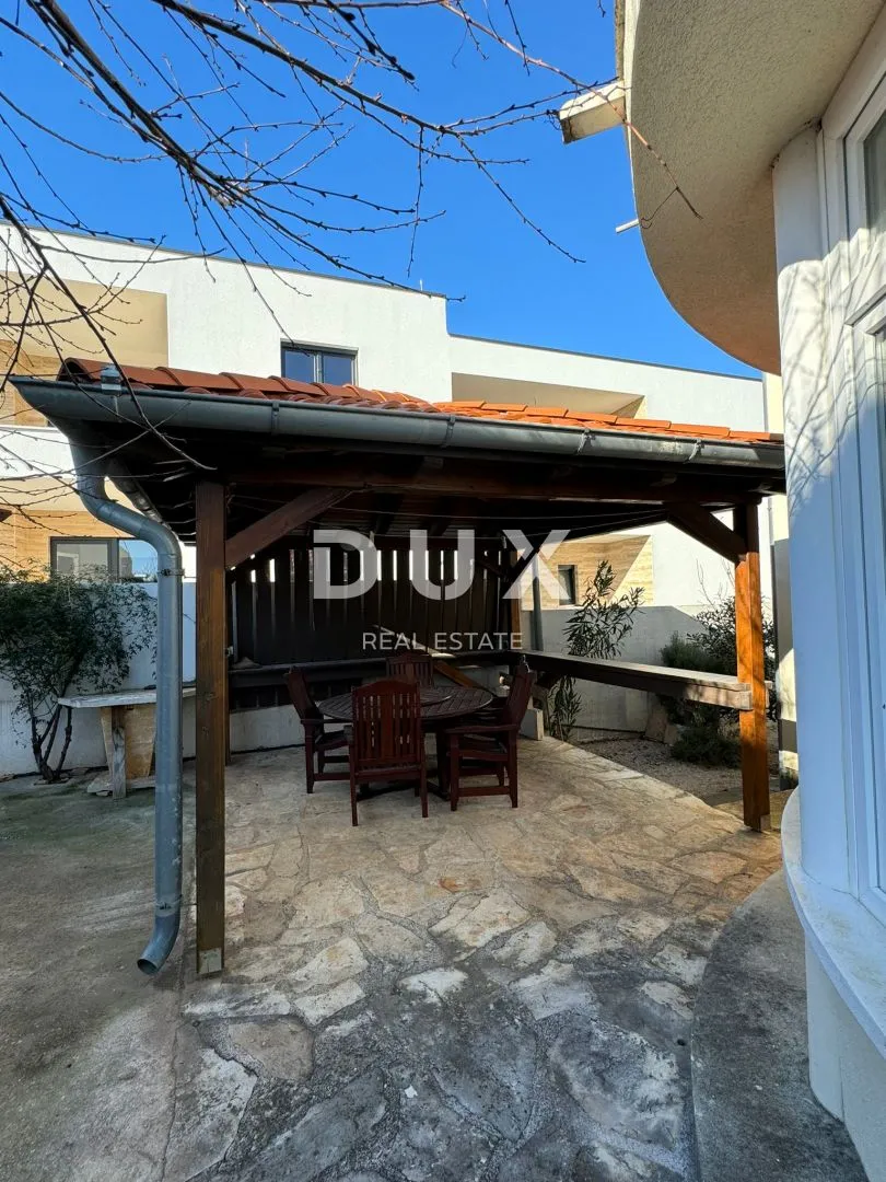 šibenik, vodice - prekrasna samostojeća kuća u vodicama! - slika 33