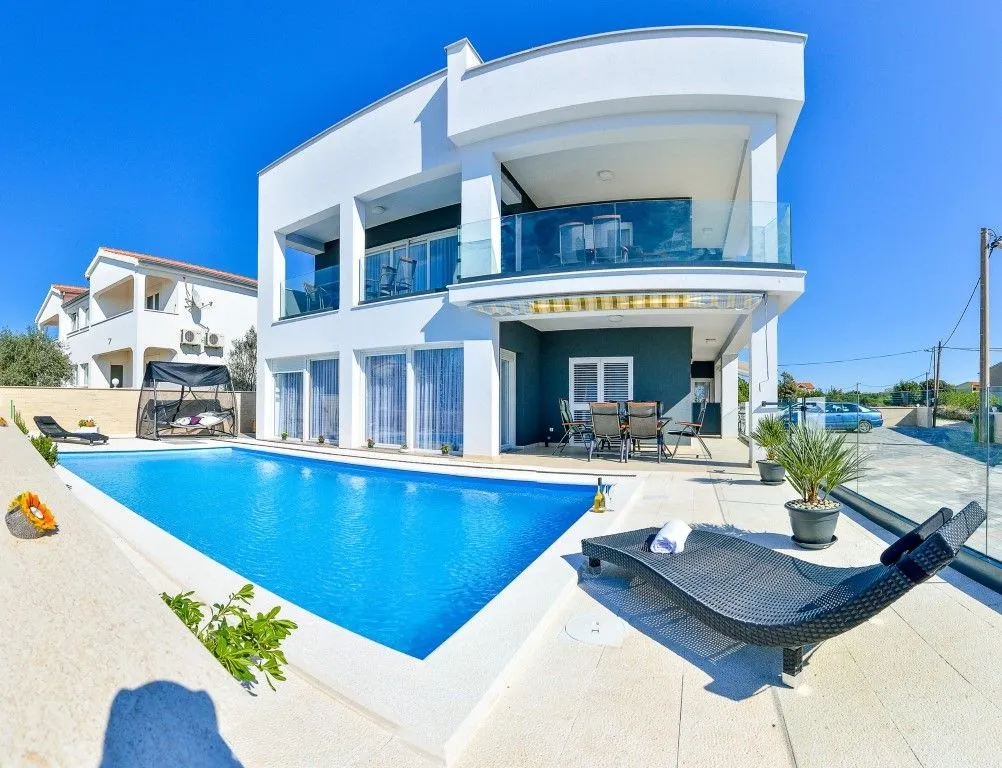 nin, zaton - prekrasna vila s 6 apartmana - slika 1