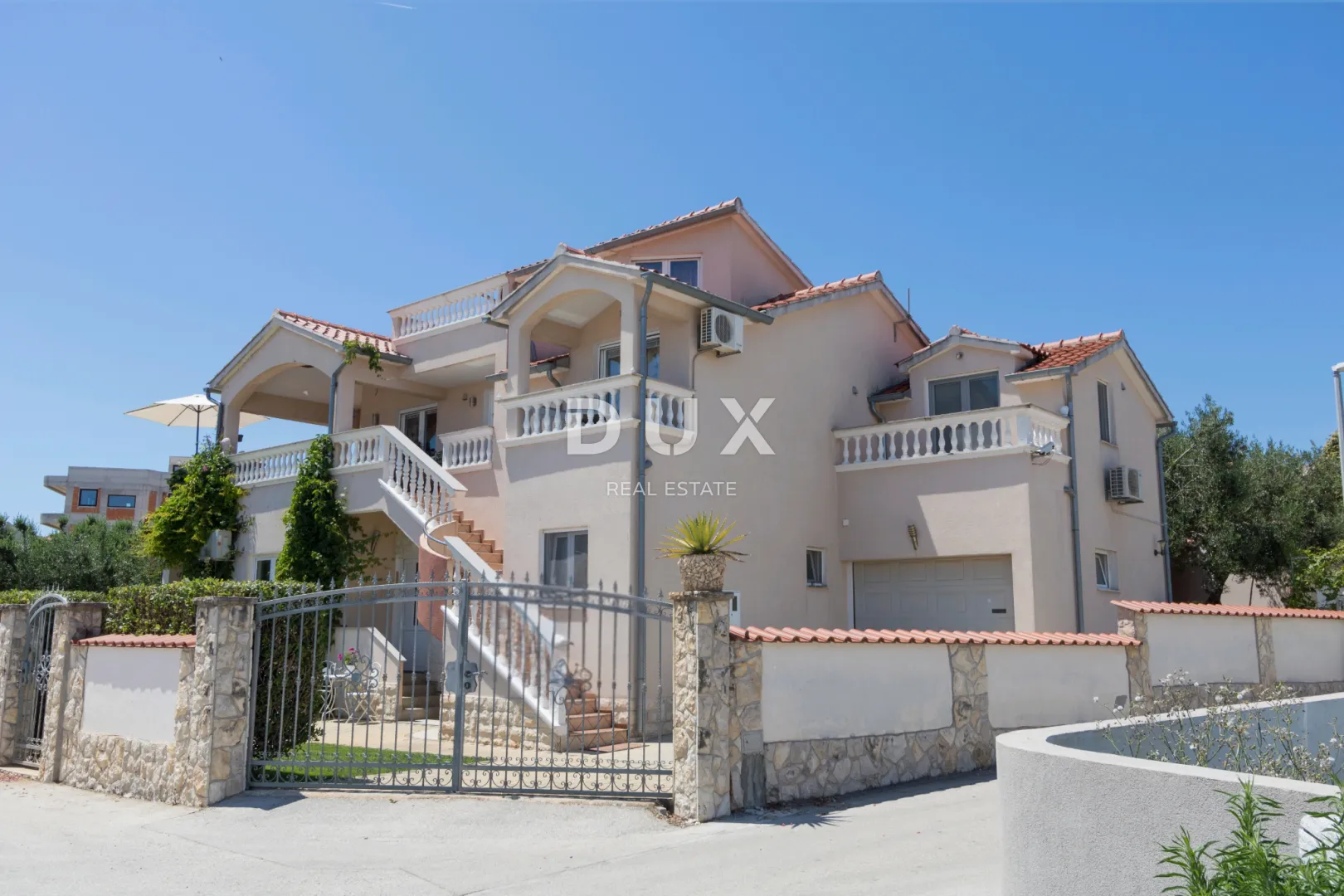 vodice, obrove, vila, 291,76 m2, tri etaže, dvorište - slika 1