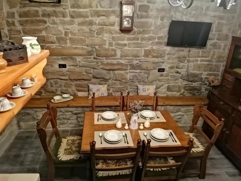 istra,buzet(okolica)-simpatična kamena kuća s predivnim pogledom - slika 10