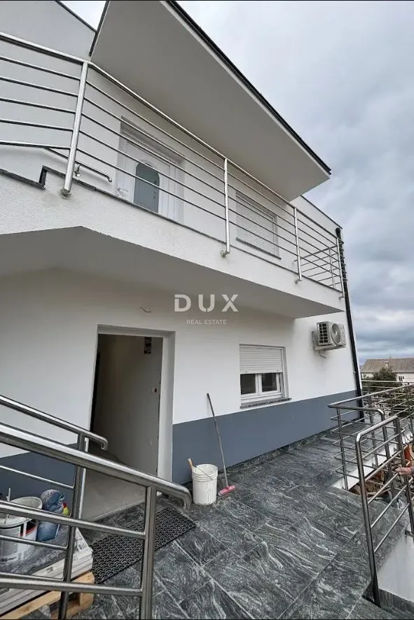 OTOK PAG, NOVALJA - Kuća sa apartmanima u srcu Novalje
