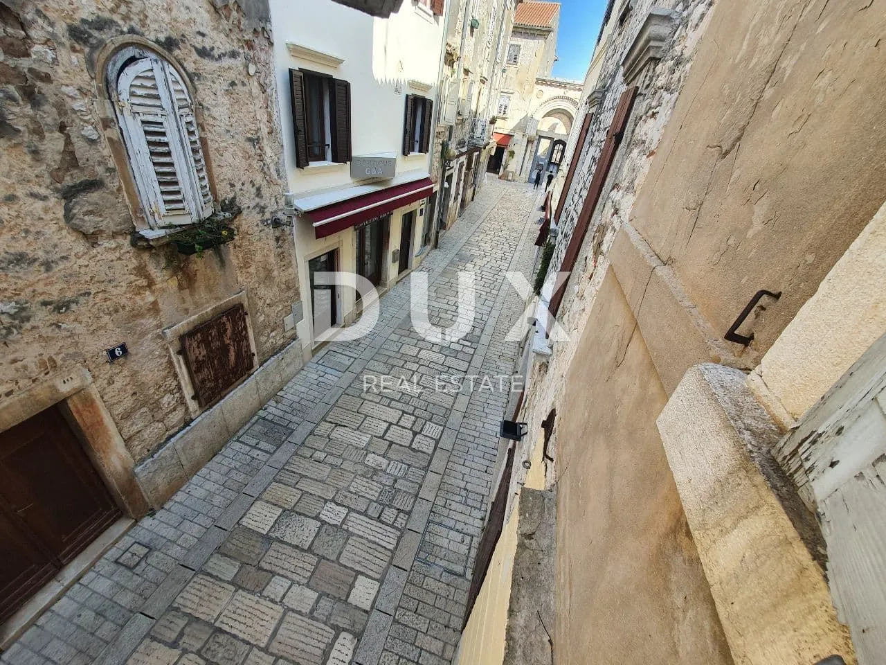 istra, poreč - prostrani stan u srcu starog grada - slika 9