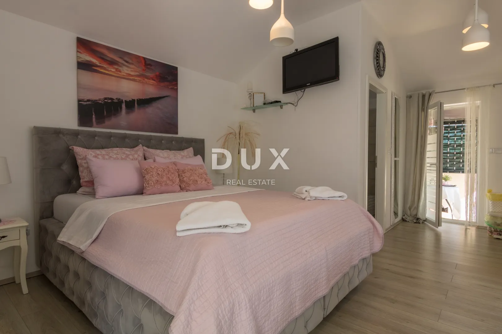 vodice, vila sa 7 apartmana i bazenom - slika 17